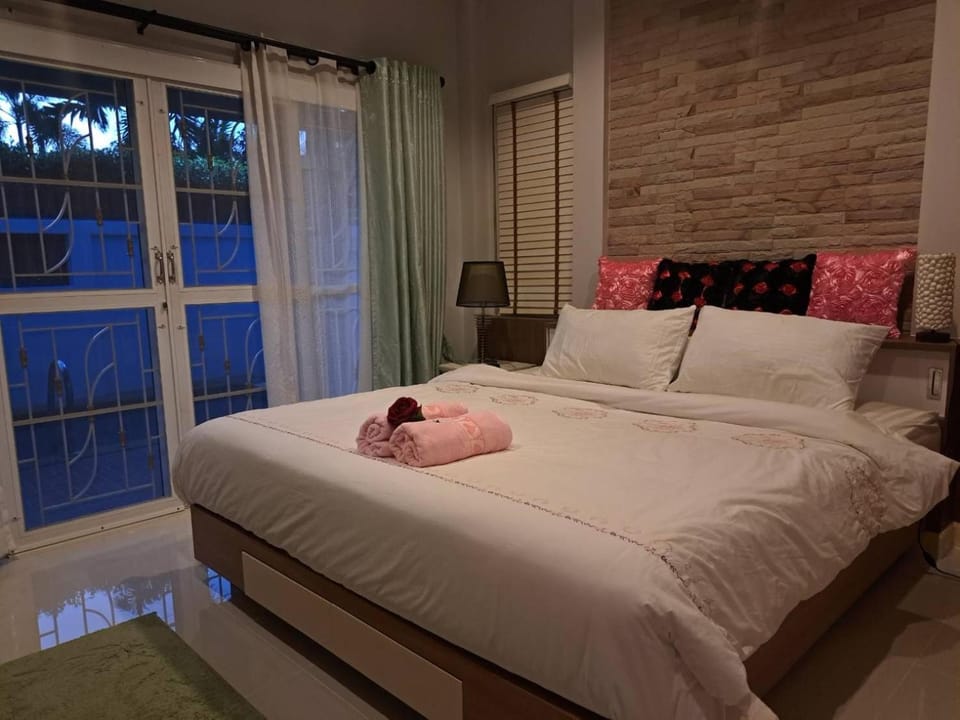 Bed, Photo of the whole room, Bedroom, towels