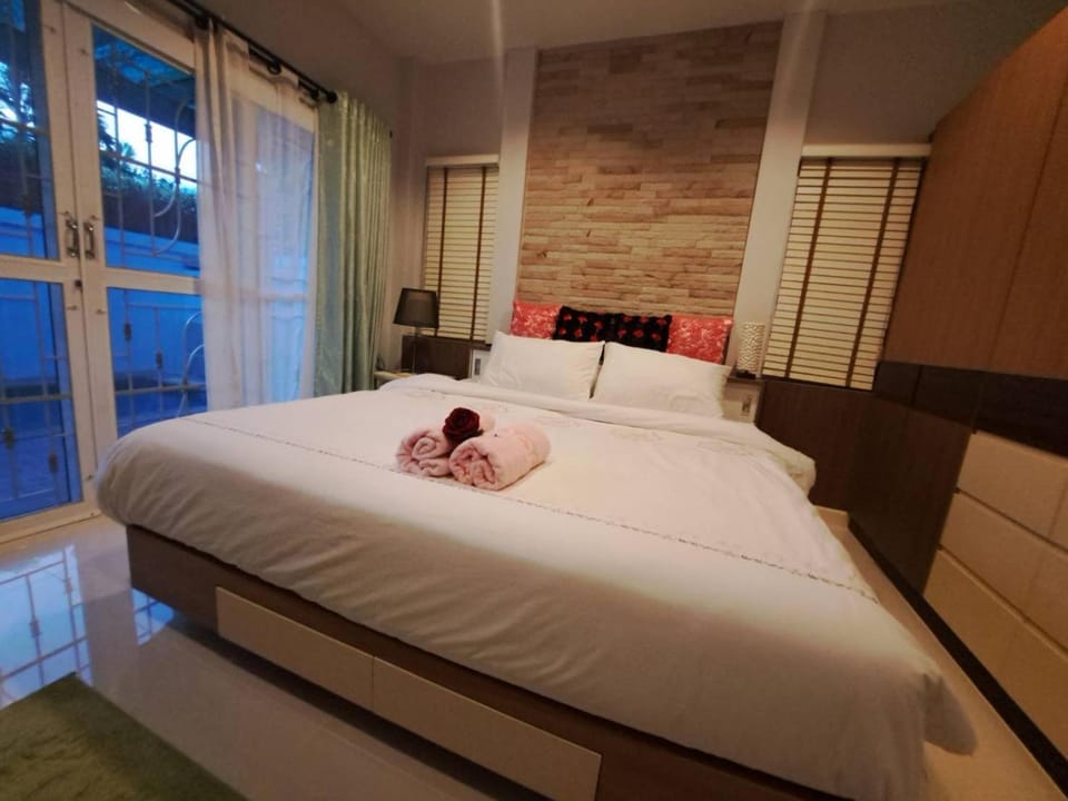 Bed, Photo of the whole room, Bedroom, towels