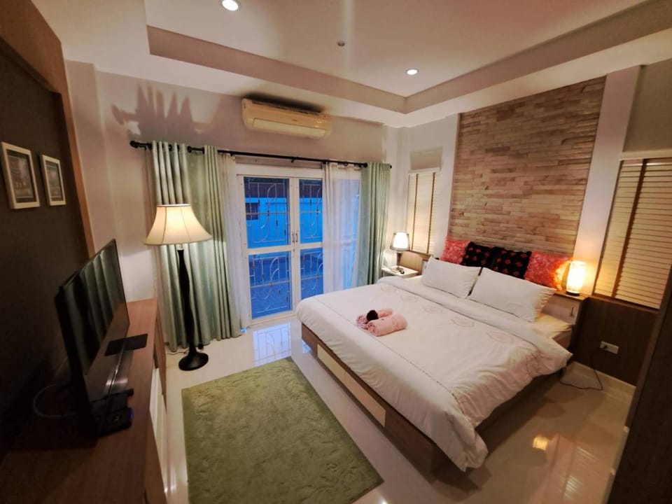 Bed, TV and multimedia, Photo of the whole room, Bedroom, towels, air conditioner