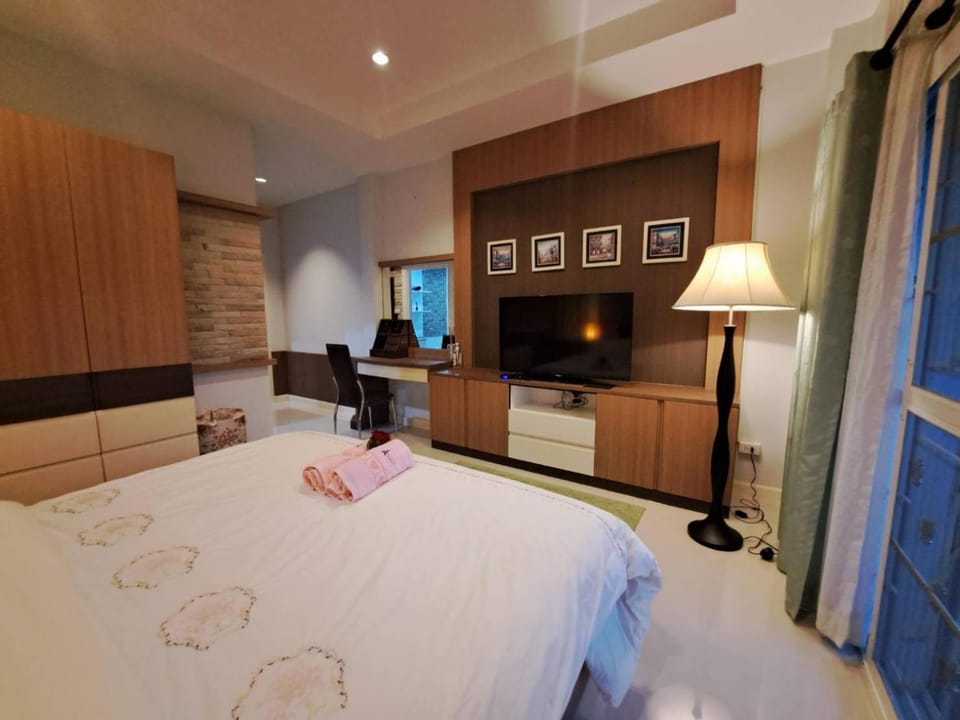 Bed, TV and multimedia, Photo of the whole room, hair dresser, towels, wardrobe