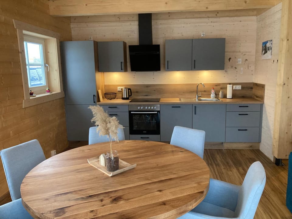 Coffee/tea facilities, Kitchen or kitchenette, Dining area, dishwasher, stove, toaster