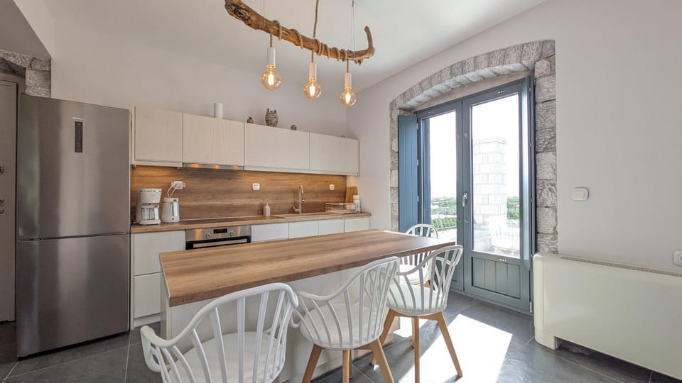 Dining area, kitchen