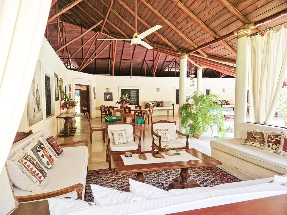 Restaurant/places to eat, Living room, Seating area, Dining area
