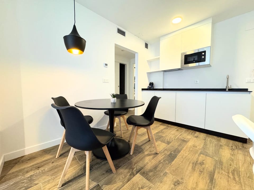 Kitchen or kitchenette, Dining area