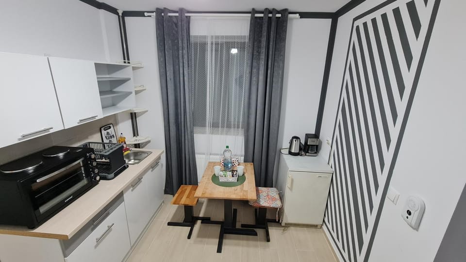 Coffee/tea facilities, Kitchen or kitchenette, Dining area, minibar, stove, toaster