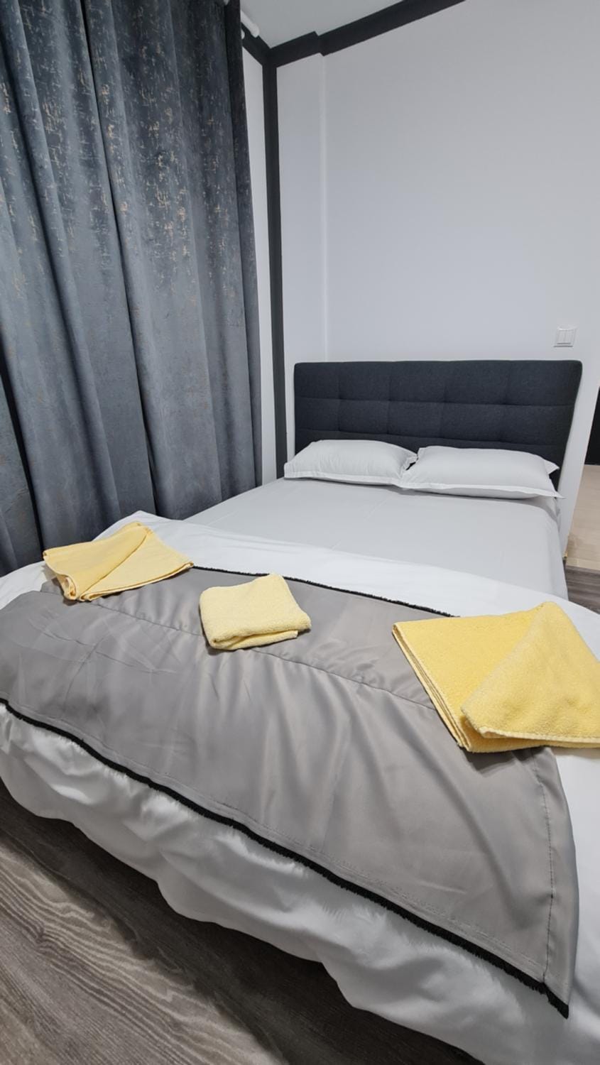 Bed, Photo of the whole room, Bedroom, towels