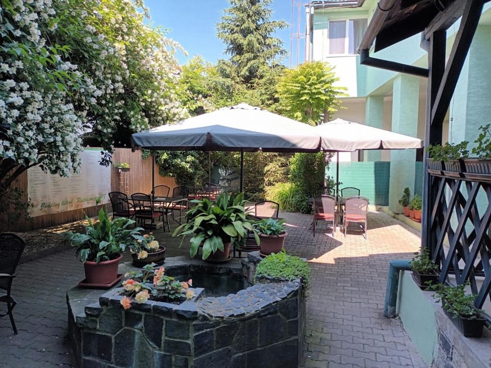 Restaurant/places to eat, Balcony/Terrace