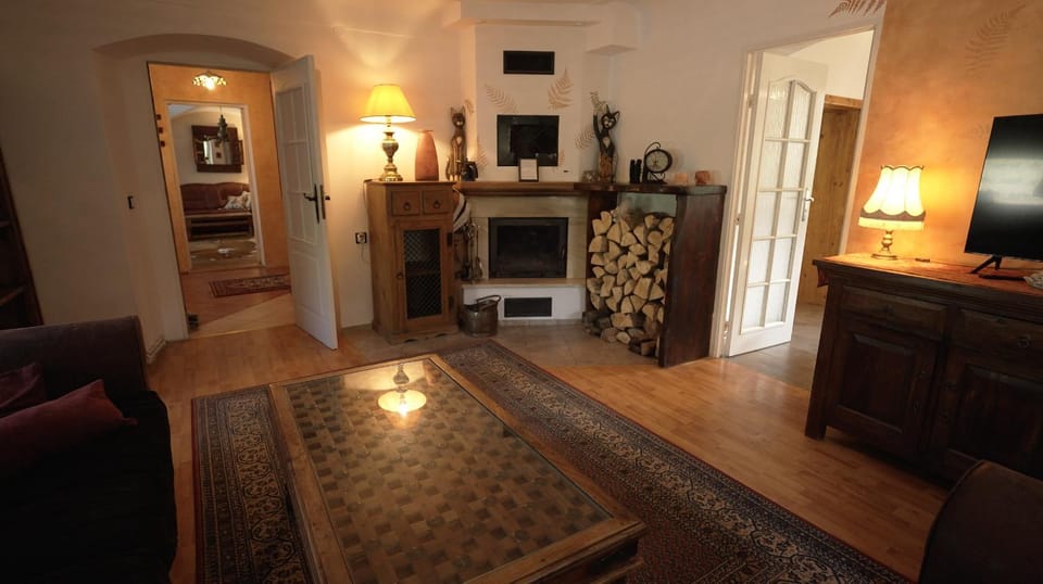 TV and multimedia, Living room, Evening entertainment, fireplace