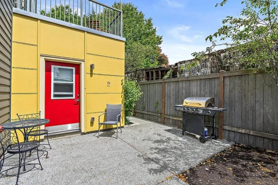 Pacific Trillium Studio, Wallingford 97 Walkscore Apartment in Seattle