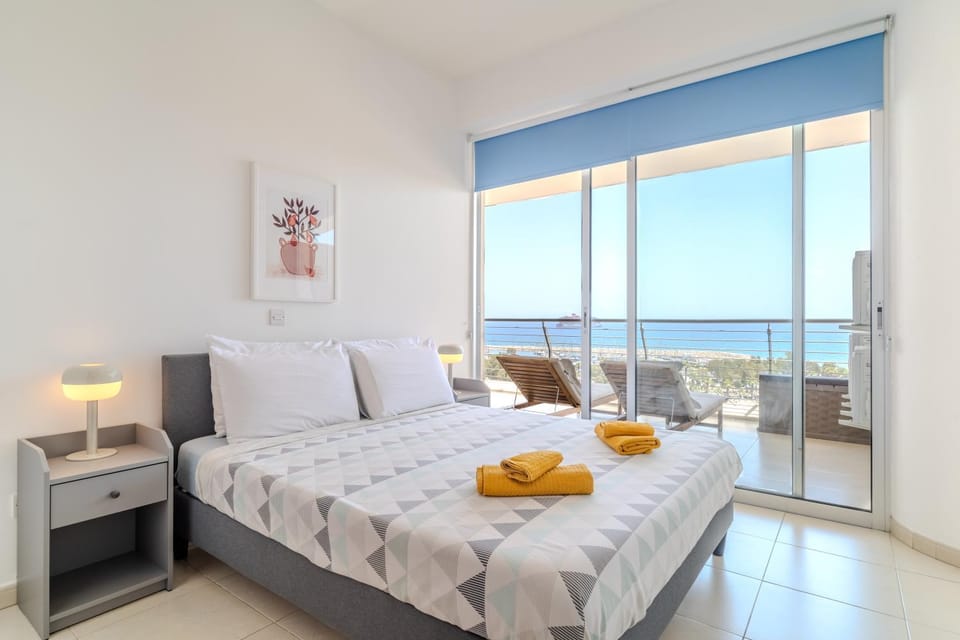 Bed, Photo of the whole room, Bedroom, Sea view, towels