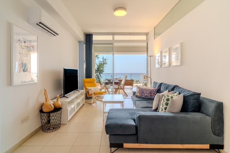 TV and multimedia, Living room, Seating area, Sea view, air conditioner