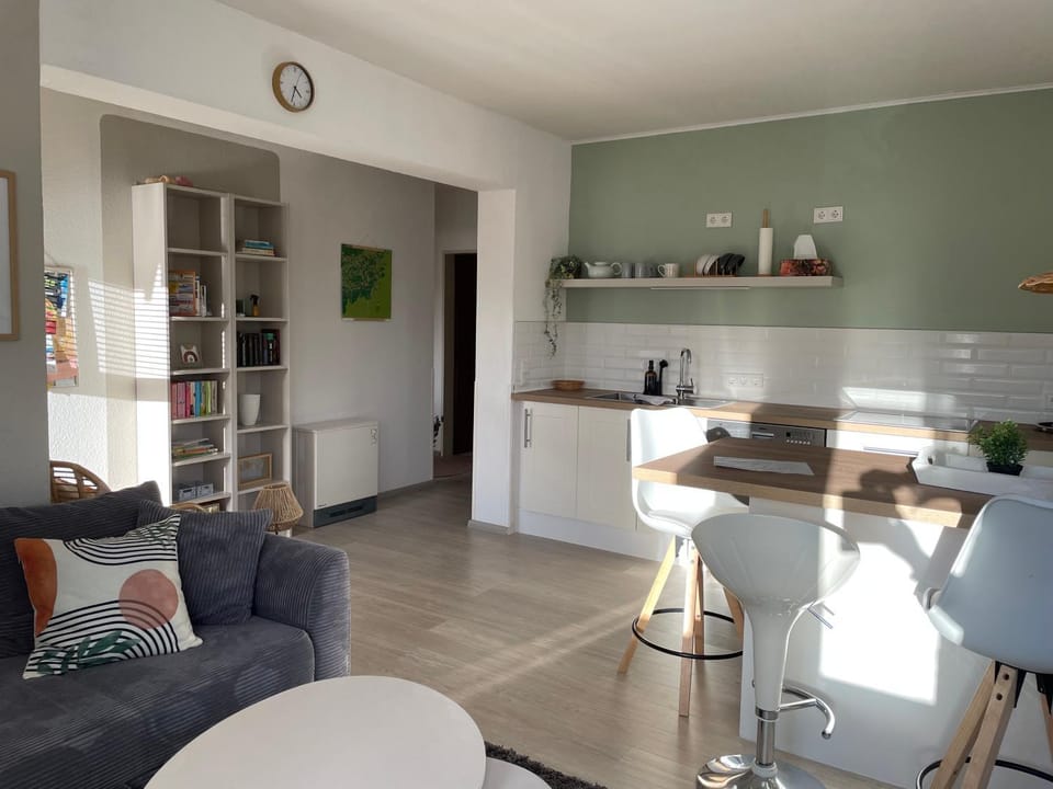 Coffee/tea facilities, Kitchen or kitchenette, Living room, Seating area, Dining area, stove
