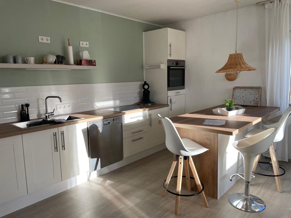 Coffee/tea facilities, Kitchen or kitchenette, Dining area, dishwasher, stove