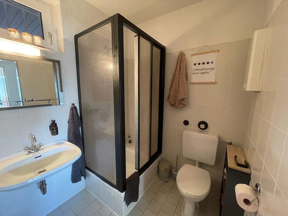 Shower, Toilet, Bathroom, towels