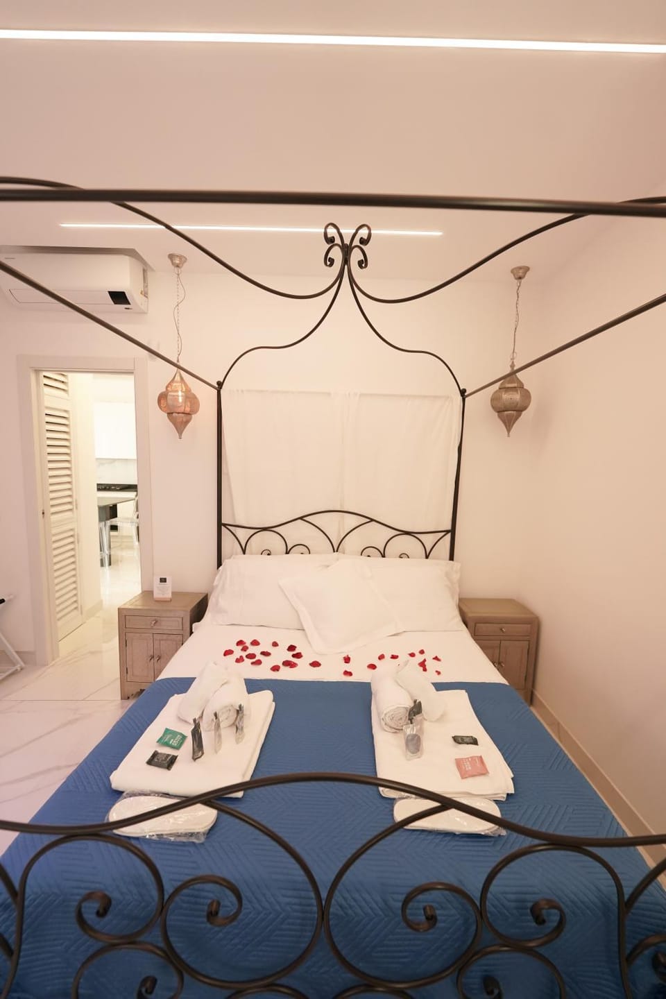 Bed, Bedroom, towels