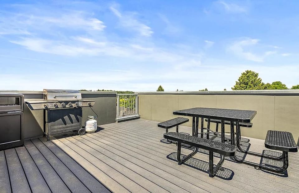 Garden Dahlia Studio in Wallingford - 97 Walkscore Apartment in Seattle