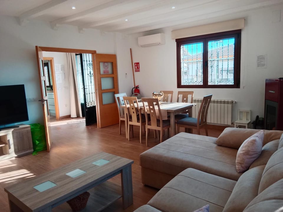 TV and multimedia, Living room, Seating area, Dining area, Evening entertainment