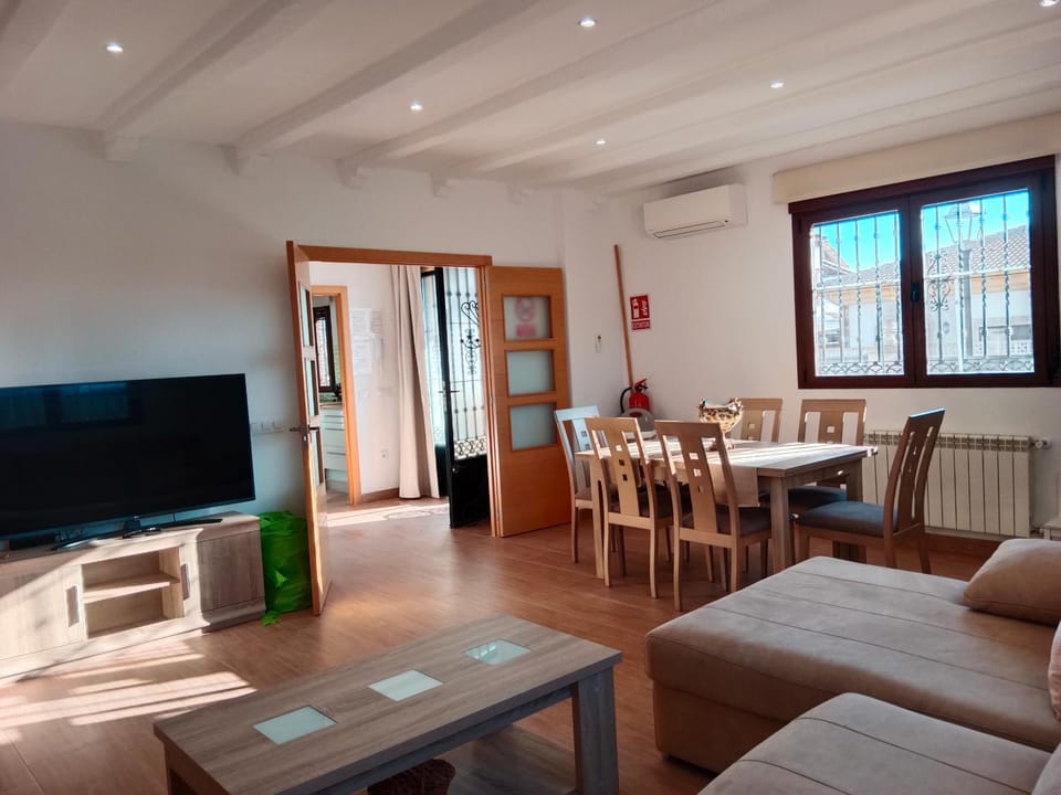 Communal lounge/ TV room, TV and multimedia, Living room, Seating area, Dining area, Evening entertainment, air conditioner