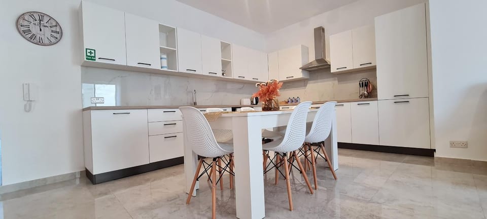 Kitchen or kitchenette, Dining area, minibar, pet friendly, stove