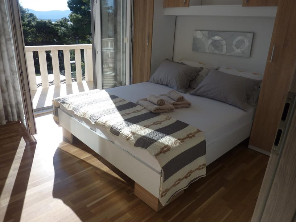 Bed, Bedroom, towels