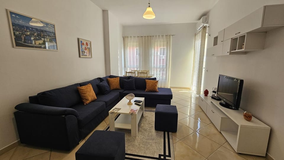 TV and multimedia, Living room, Seating area, Evening entertainment, air conditioner