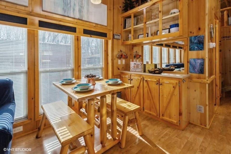 Knotty but Nice-sleeps 6-one minute to lake! House in Chikaming Township