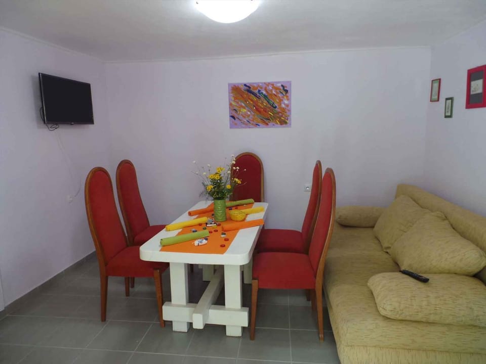 Living room, Seating area, Dining area