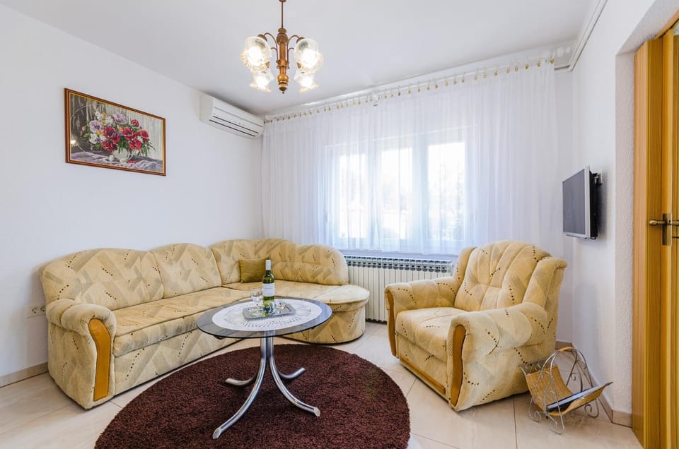 TV and multimedia, Living room, Seating area, air conditioner