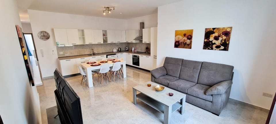 TV and multimedia, Kitchen or kitchenette, Seating area