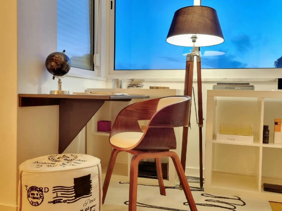 Seating area, Bedroom, air conditioner