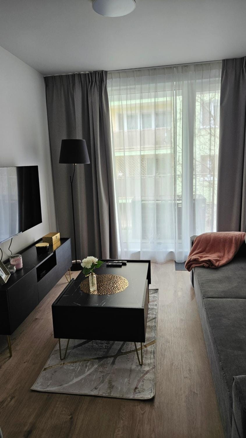 TV and multimedia, Living room, Photo of the whole room, Seating area, Evening entertainment