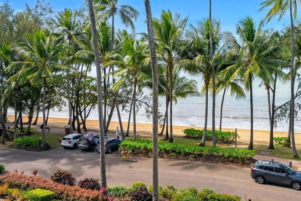 The Esplanade Escape - Your Ideal Beachfront Break Apartment in Palm Cove