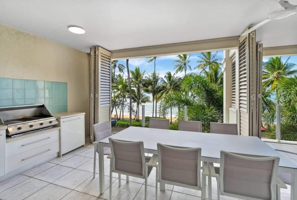 The Esplanade Escape - Your Ideal Beachfront Break Apartment in Palm Cove
