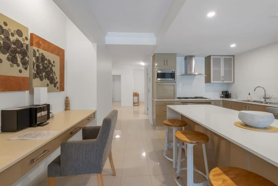 Oceanic Oasis - Your Pool Paradise by Palm Beach Apartment in Palm Cove