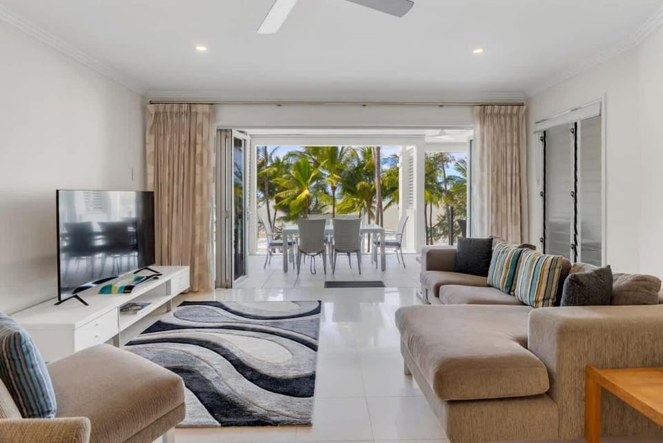 Oceanic Oasis - Your Pool Paradise by Palm Beach Apartment in Palm Cove