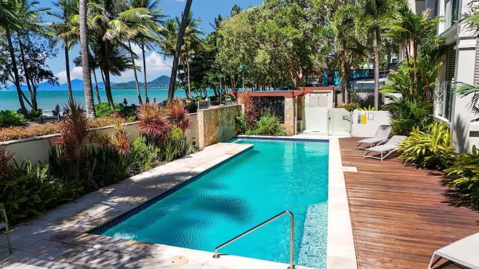 The Marron Bloom - Beachfront Boutique Bliss Apartment in Palm Cove