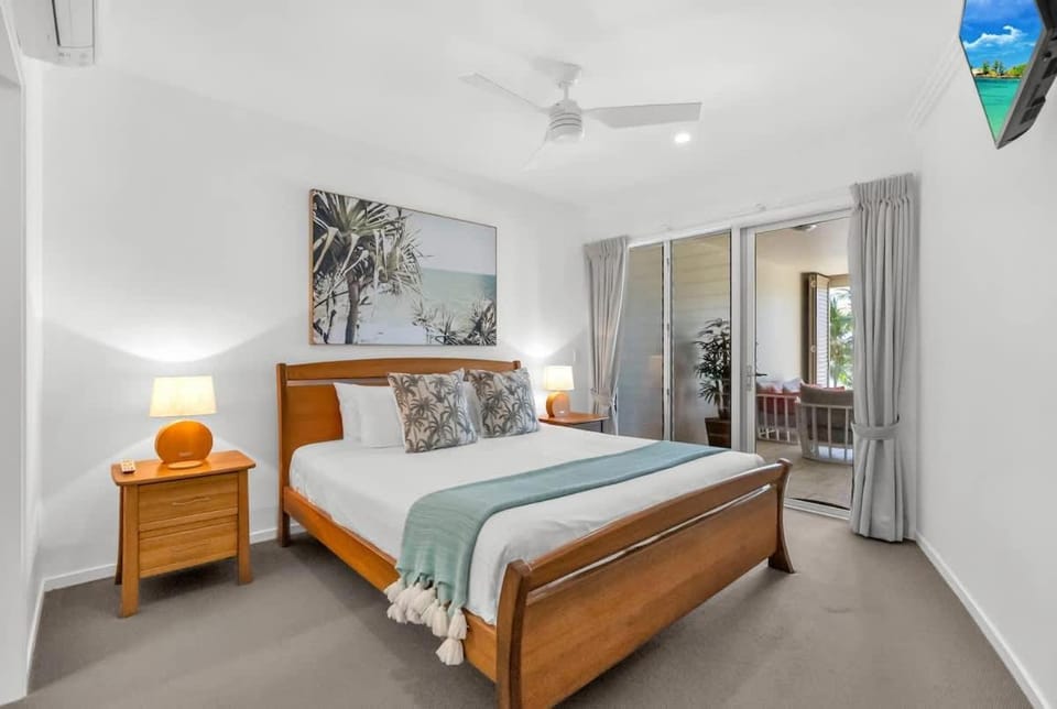 Dreamscape Haven - Your Palm Cove Poolside Paradise Apartment in Palm Cove