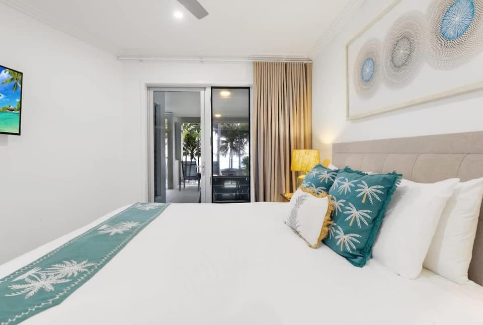 Aqua Aura - Bask in Beachfront Living Apartment in Palm Cove