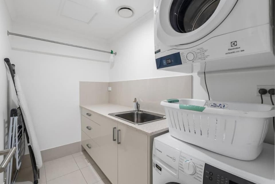 Aqua Aura - Bask in Beachfront Living Apartment in Palm Cove