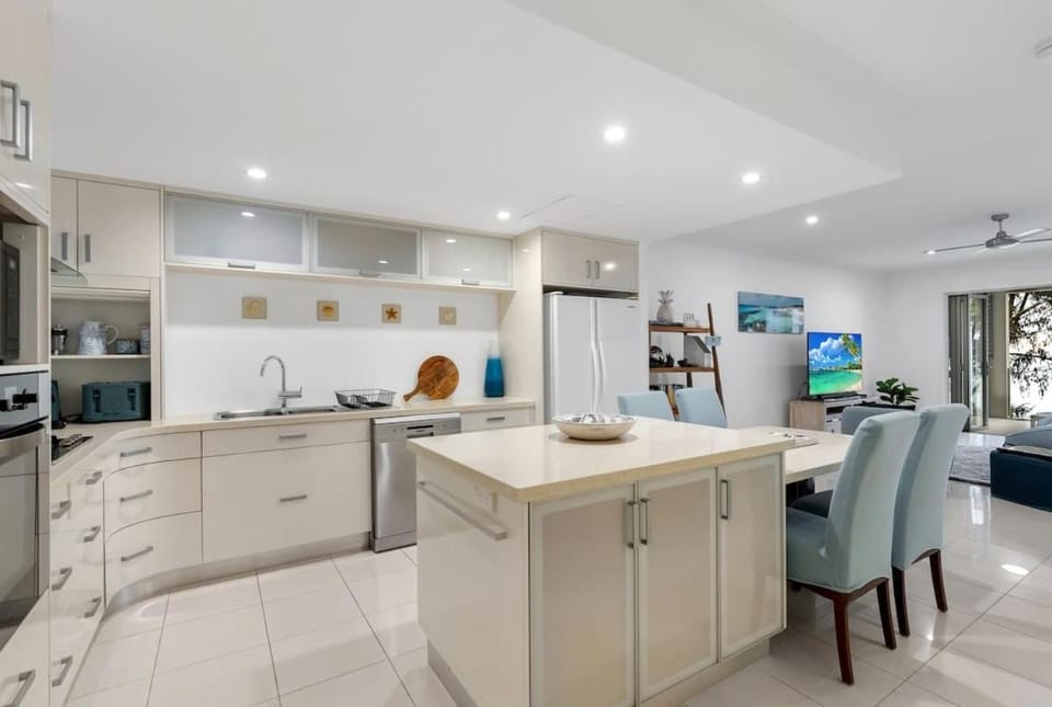 Aqua Aura - Bask in Beachfront Living Apartment in Palm Cove