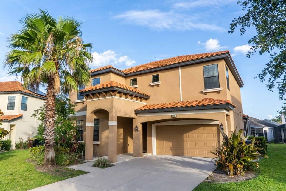 NearTheParks - 5BR Family Villa with Saltwater Pool near Disney House in Loughman