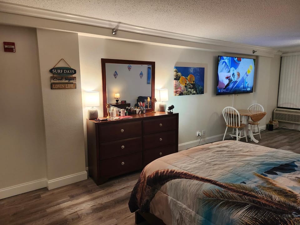 Beautiful Oceanview Condo with 75 inch TV Apartment hotel in Daytona Beach Shores