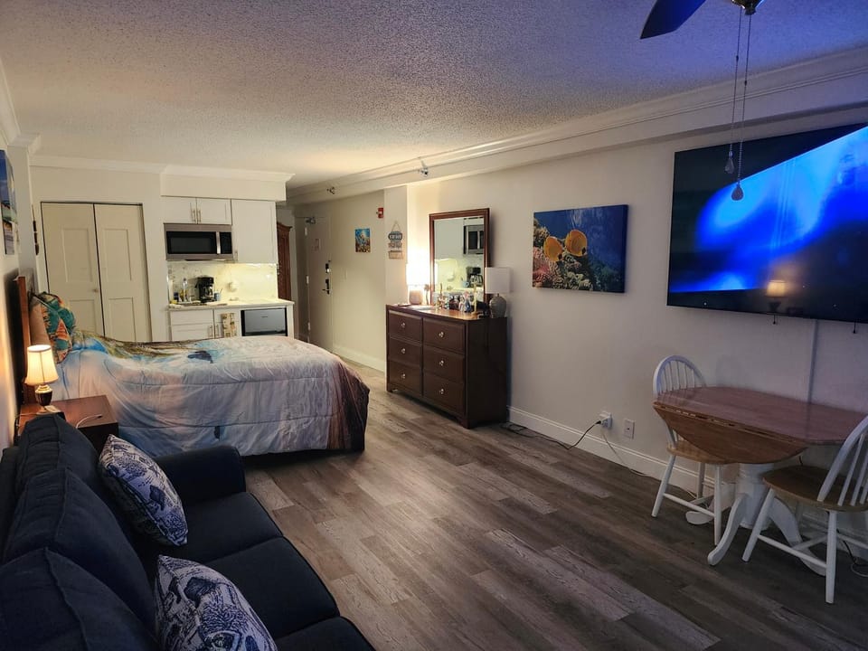 Beautiful Oceanview Condo with 75 inch TV Apartment hotel in Daytona Beach Shores