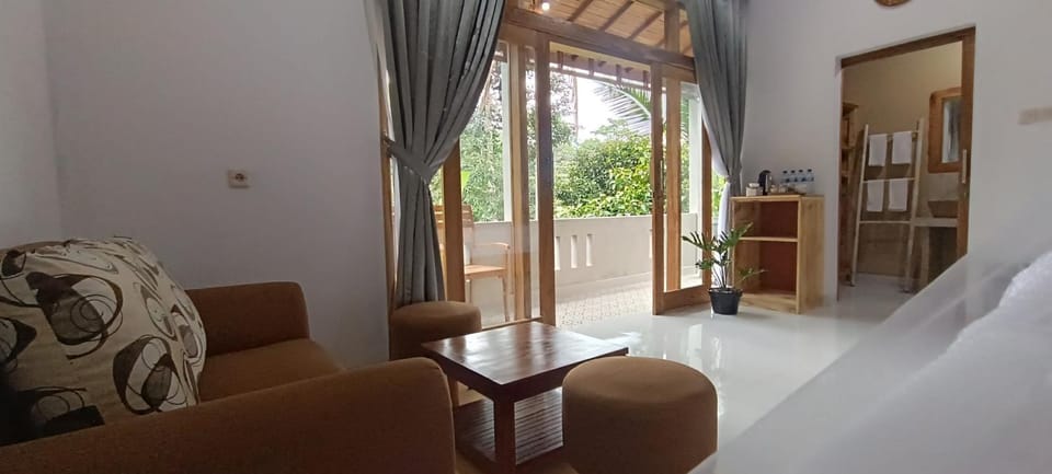 Bed, Photo of the whole room, Seating area, Bedroom