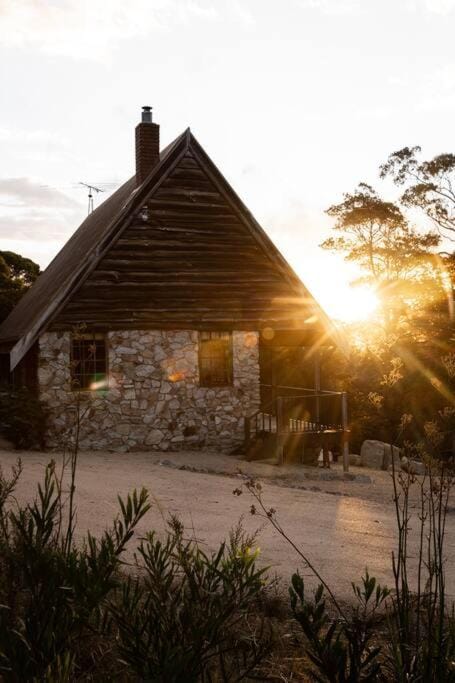 SABI Award Winning Designer Cabin Cabin in Binalong Bay