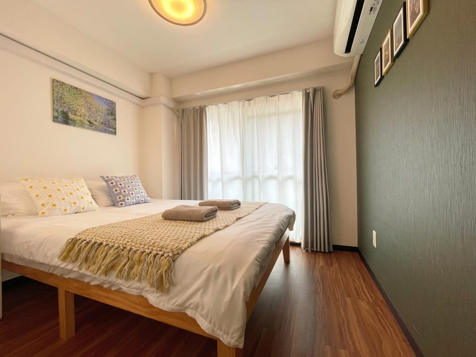 Bedroom, towels