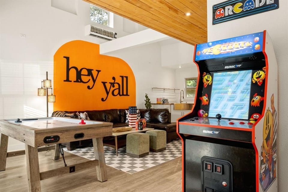 6BR Pool & Game Arcade Family Dog Friendly House in San Antonio