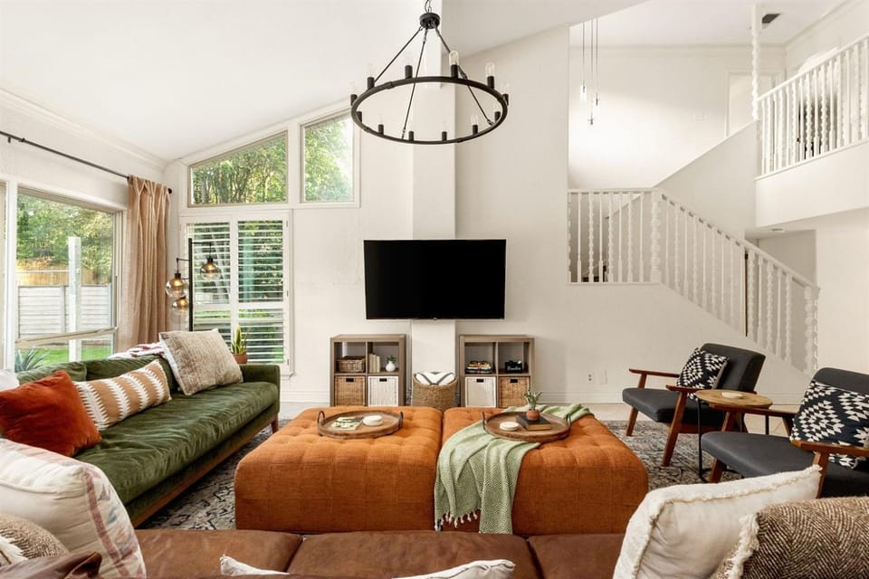 6BR Pool & Game Arcade Family Dog Friendly House in San Antonio