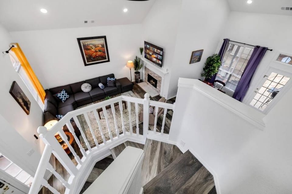 TV and multimedia, Living room, Seating area, Dining area