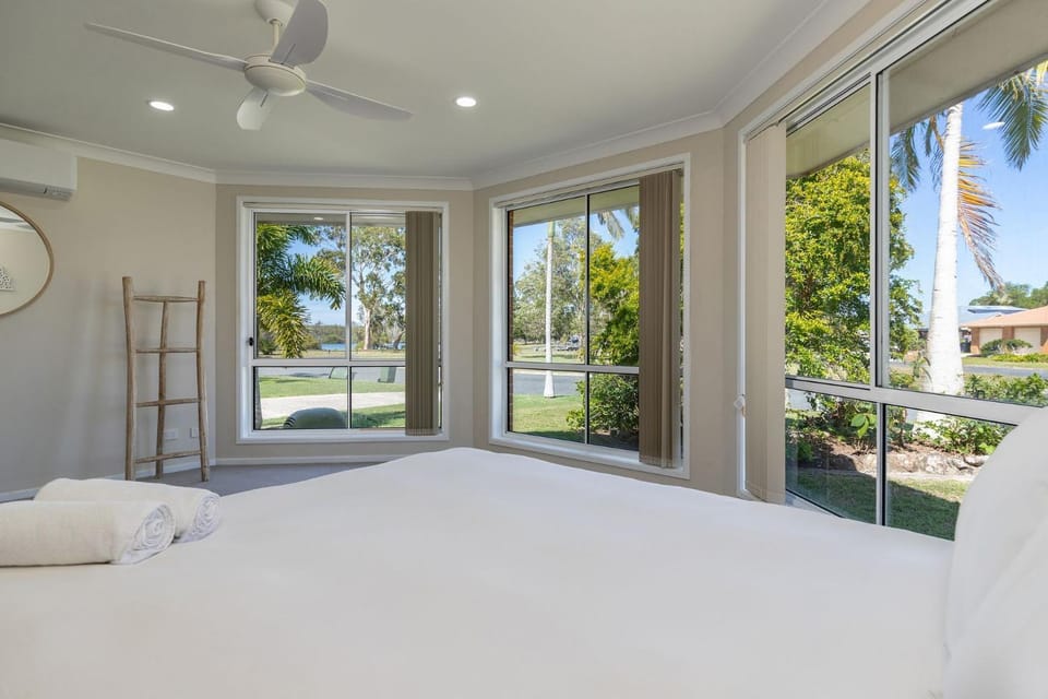 Bed, Bedroom, towels, air conditioner
